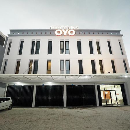 Super Oyo Capital O 449 The Colins Hotel Keputih Luaran gambar