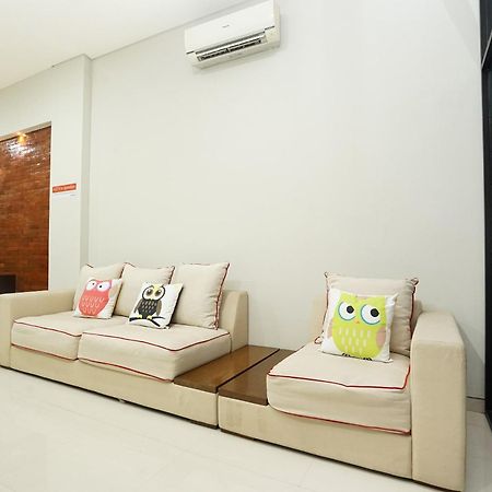 Super Oyo Capital O 449 The Colins Hotel Keputih Luaran gambar