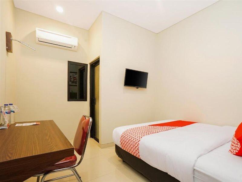 Super Oyo Capital O 449 The Colins Hotel Keputih Luaran gambar