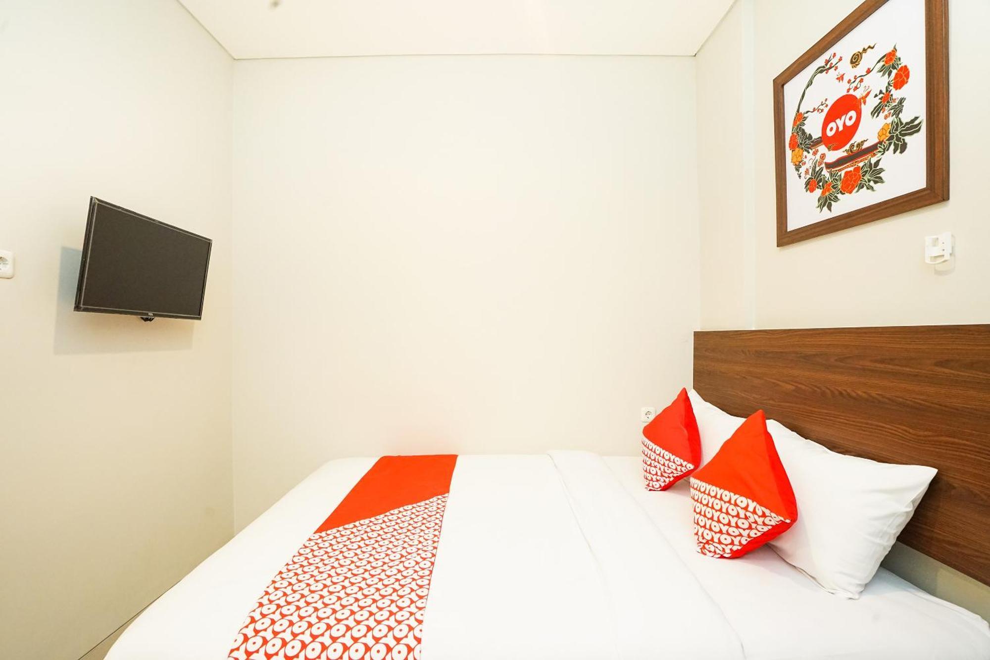 Super Oyo Capital O 449 The Colins Hotel Keputih Luaran gambar